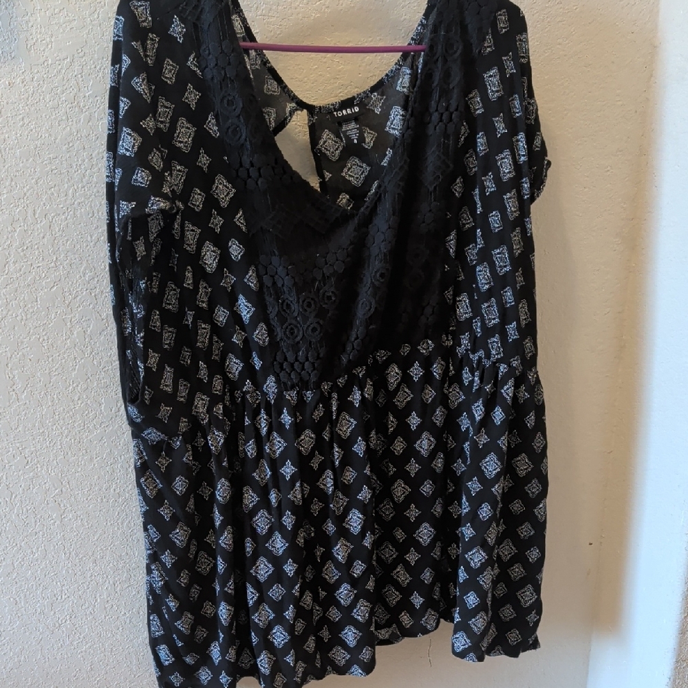 Size 4 Torrid Black Lace-Detail Printed Peasant Tunic